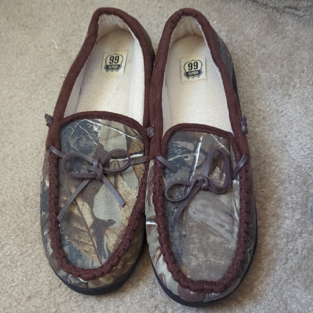 Route 66 Cozy Cream and Brown Slippers NWOT